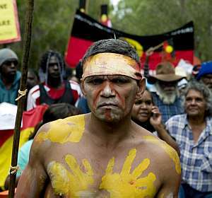 Descendentes protestam em frente ao Parlamento australiano